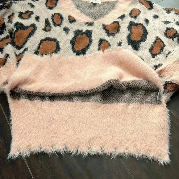 Umgee | Soft and fuzzy pink animal print pullover with puff  sleeves - Picture 11 of 13